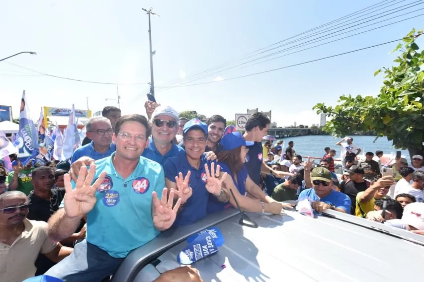 Jordávio em cima do carro de som acenando para o povo