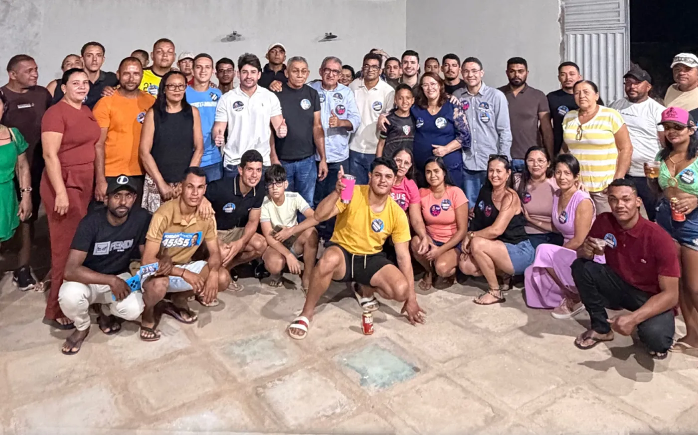 Jordávio reunido com moradores de uma comunidade em Juazeiro